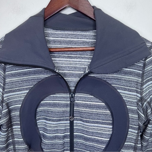 Lululemon In Stride Jacket - Striped Size 6 Activewear Sporty Yoga - Picture 3 of 10